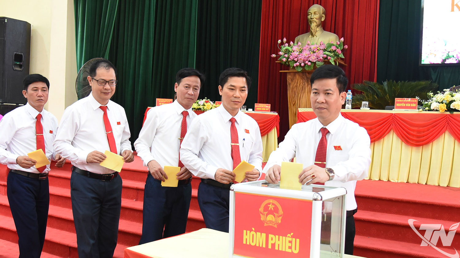 Đại biểu tham dự Kỳ họp bỏ phiếu bầu Chủ tịch HĐND xã Kha Sơn, nhiệm kỳ 2026-2031.
