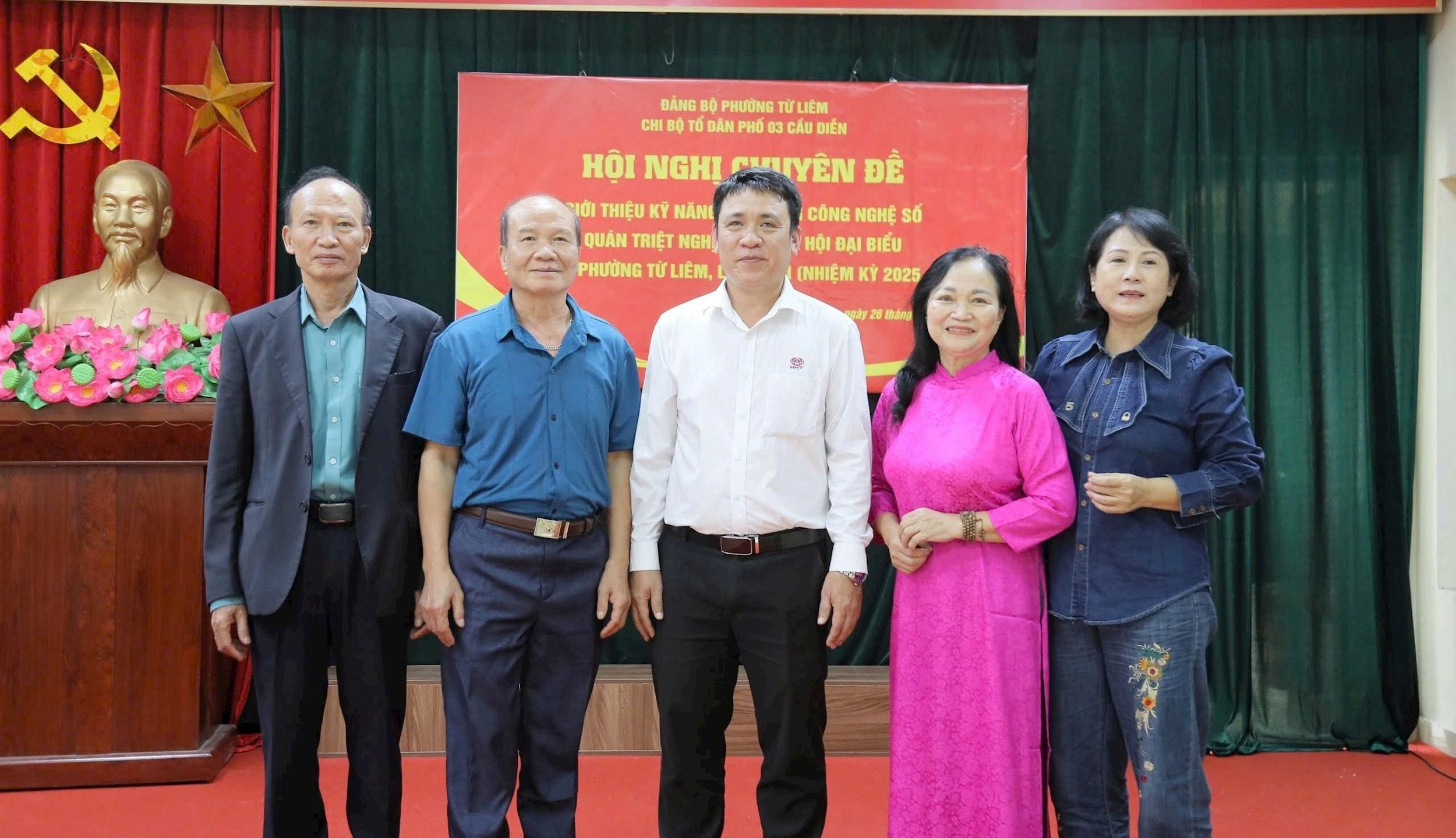 Bà Phan Thị Ái Liên (áo dài hồng) góp phần đưa việc học tập và làm theo tư tưởng, đạo đức, phong cách Hồ Chí Minh đi vào chiều sâu. Ảnh: NV