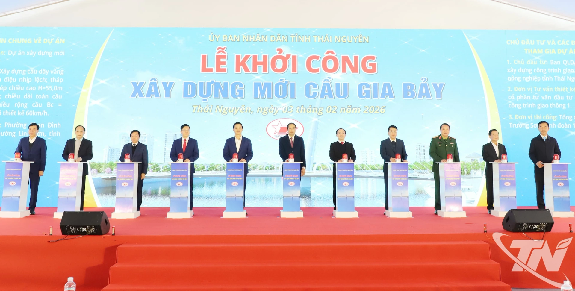 C&aacute;c đại biểu thực hiện nghi thức khởi c&ocirc;ng x&acirc;y dựng mới cầu Gia Bẩy.