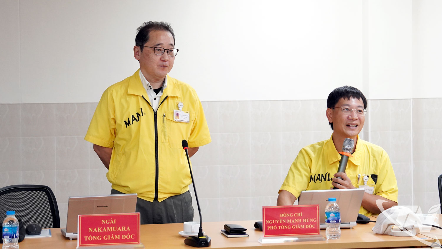 Lãnh đạo Công ty TNHH Mani Hà Nội báo cáo tình hình hoạt động sản xuất của Công ty trong những ngày mưa lũ vừa qua.