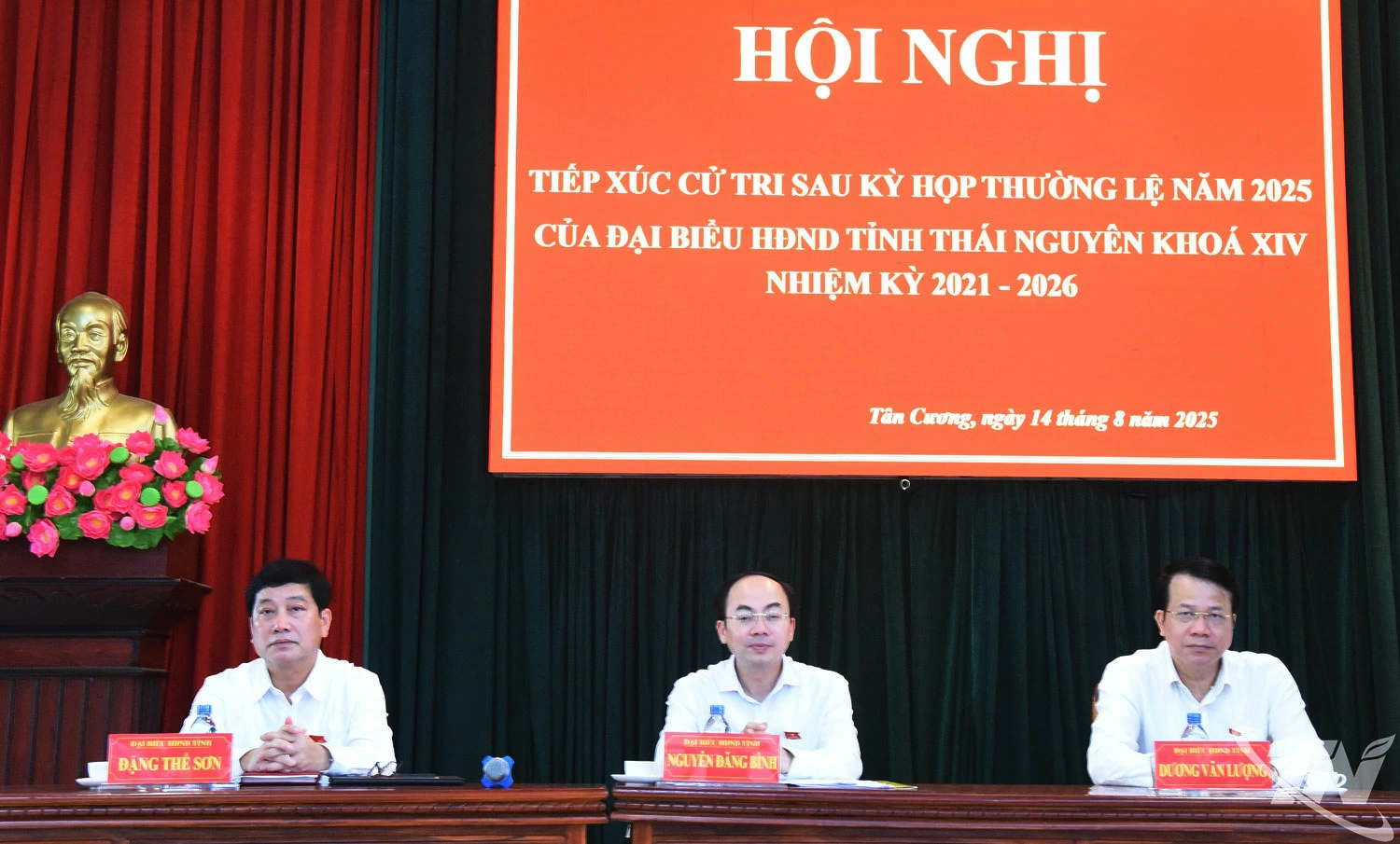 Các đại biểu HĐND tỉnh lắng nghe kiến nghị của cử tri xã Tân Cương.