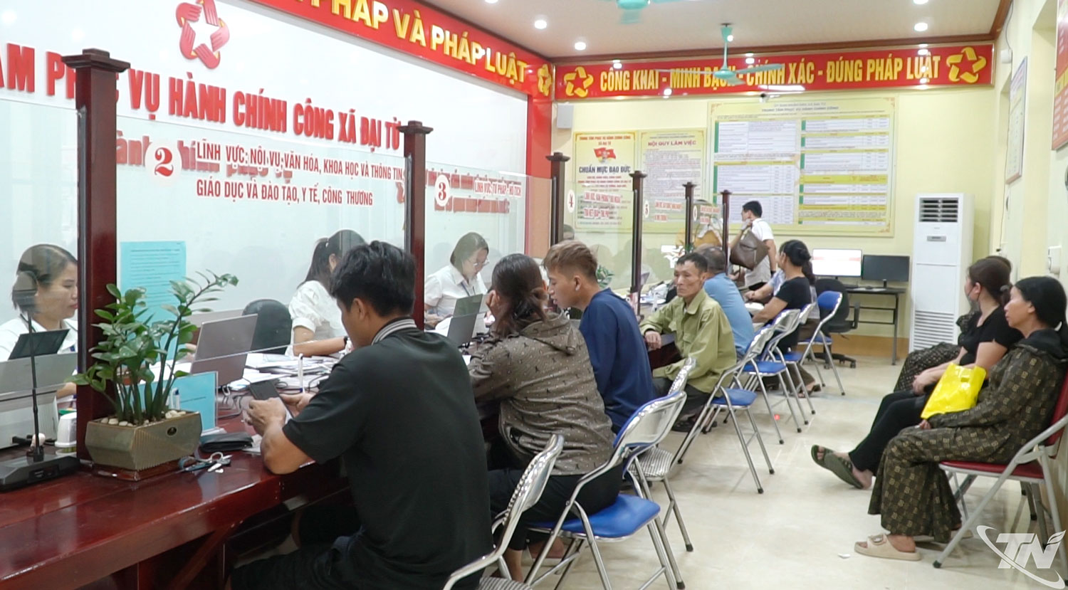 Người dân thực hiện thủ tục hành chính tại Trung tâm Phục vụ hành chính công xã Đại Từ.