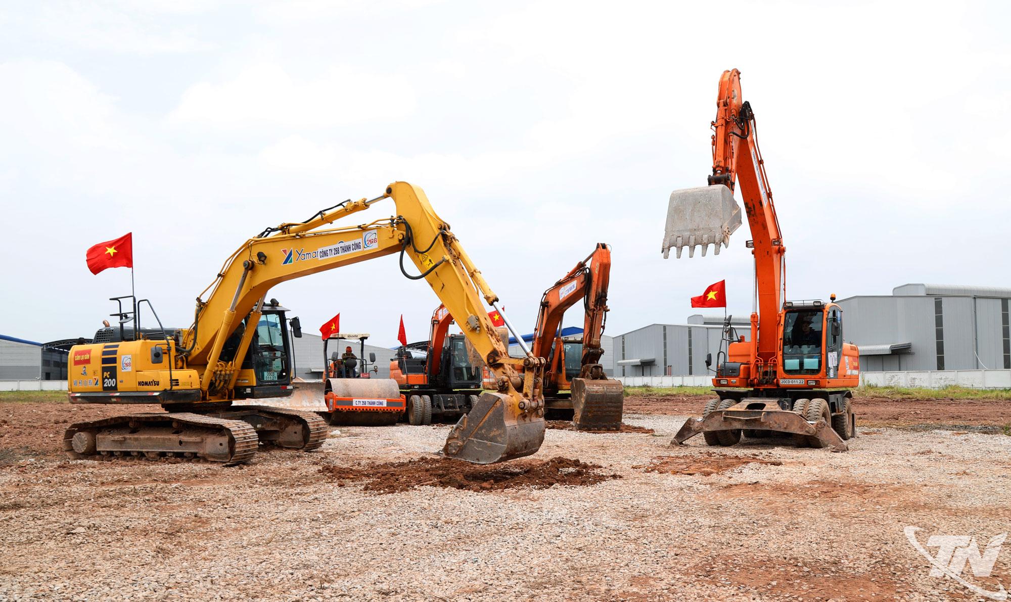 Máy móc được tập kết để triển khai Dự án.