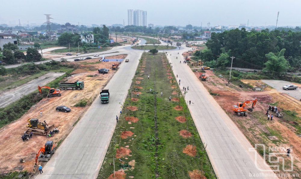Chủ đầu tư huy động máy móc, nhân lực thi công Dự án đường Bắc Sơn kéo dài. Ảnh: T.L