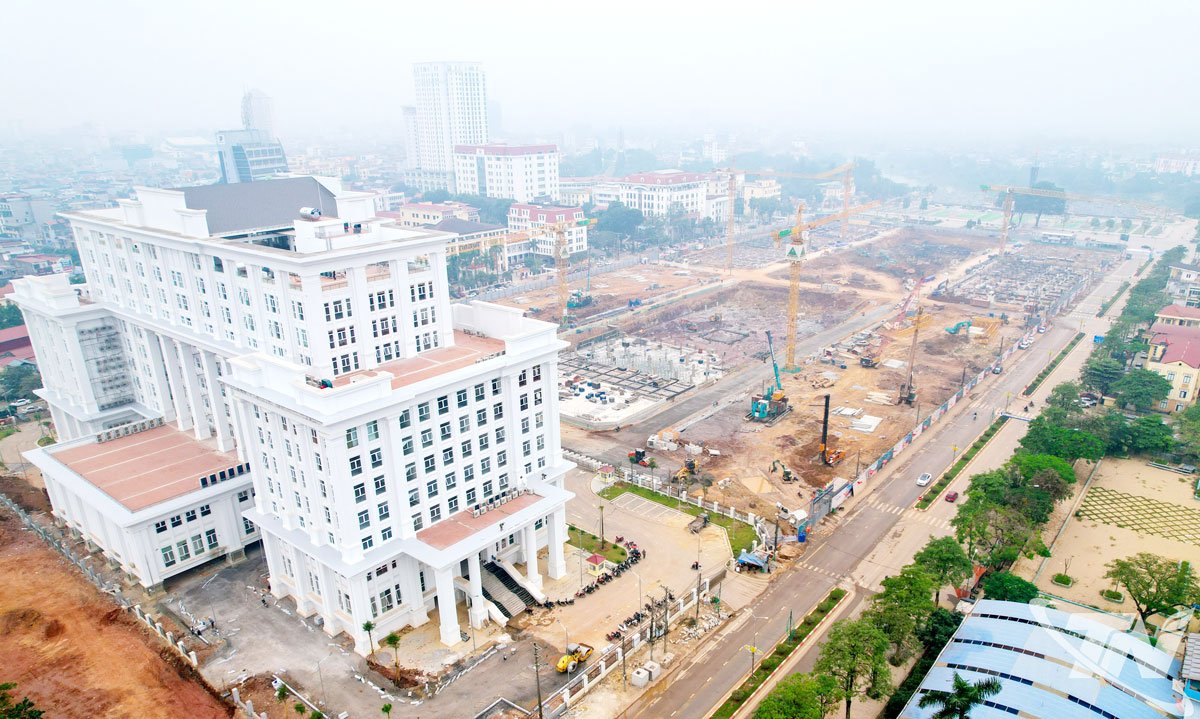 Đơn vị thi công Khu đô thị mới, phố đi bộ trung tâm tại phường Phan Đình Phùng nỗ lực tăng ca - kíp để bảo đảm hoàn thành dự án đúng tiến độ. Ảnh: N.N