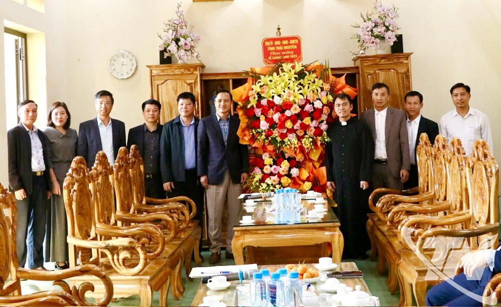 Đồng chí Vũ Duy Hoàng, Ủy viên Ban Thường vụ Tỉnh ủy, Phó Chủ tịch Thường trực Ủy ban MTTQ tỉnh cùng đoàn công tác đã đến thăm, chúc mừng Linh mục Đinh Văn Thành, Chính xứ Giáo xứ Đại Từ