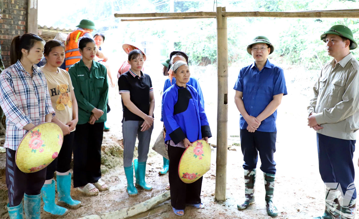 Động viên cấp uỷ, chính quyền xã Vĩnh Thông và bà con thôn Lũng Siên cùng đoàn kết vượt qua giai đoạn khó khăn này