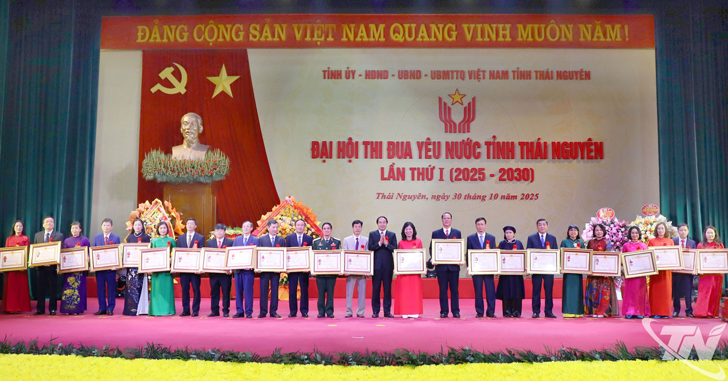 Đồng chí Trịnh Xuân Trường, Bí thư Tỉnh ủy, trao Huân chương Lao động cho các cá nhân