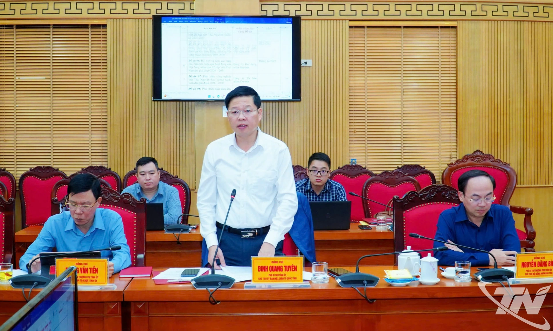 Các đồng chí Thường trực Tỉnh ủy phát biểu tại Hội nghị.