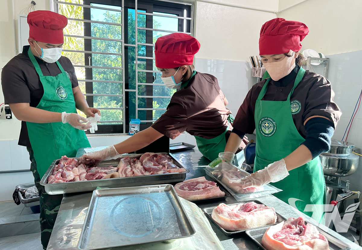 Thịt lợn trà xanh của Hợp tác xã Toàn Liễu, xã Tân Cương được thị trường đón nhận, tin tưởng về chất lượng.