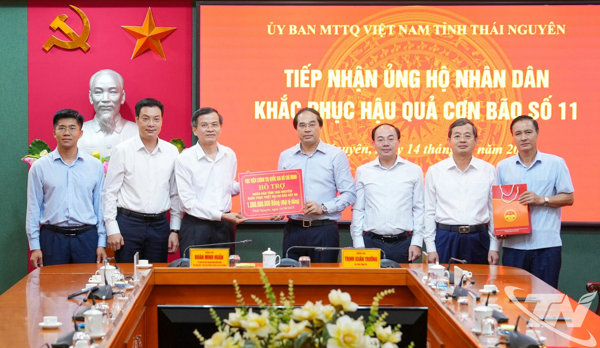 Lãnh đạo Học viện Chính trị quốc gia Hồ Chí Minh trao biểu trưng số tiền 1 tỷ đồng giúp Thái Nguyên khắc phục hậu quả thiên tai.