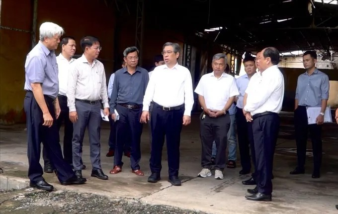 Phó Bí thư Thành ủy TPHCM Nguyễn Phước Lộc khảo sát khu nhà đất số 187/4 đường Kinh Dương Vương, phường Phú Lâm (Ảnh: NHẬT THÀNH)