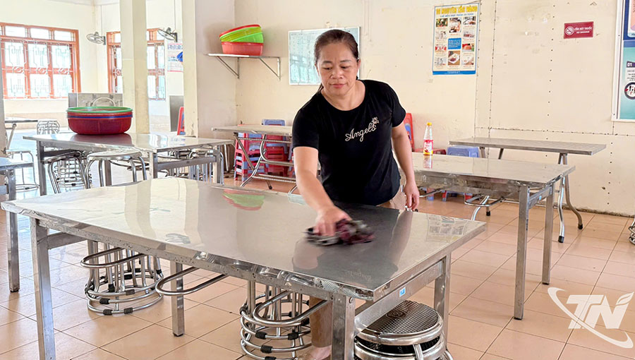 Bà Đinh Thị Giang từng là cấp dưỡng tại Trường Phổ thông Dân tộc Nội trú THPT số 2 Thái Nguyên, gắn bó hơn 20 năm, nay tạm dừng công việc do chưa có hướng dẫn ký hợp đồng mới.