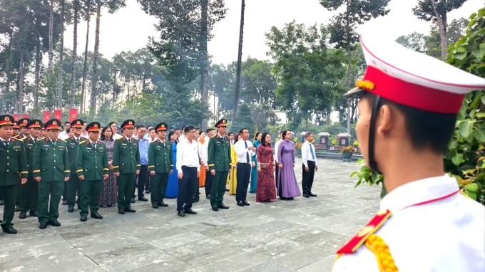 Đoàn đại biểu TPHCM viếng và dâng hương tại Nghĩa trang Liệt sĩ Củ Chi. Ảnh: NGUYỄN TÂN