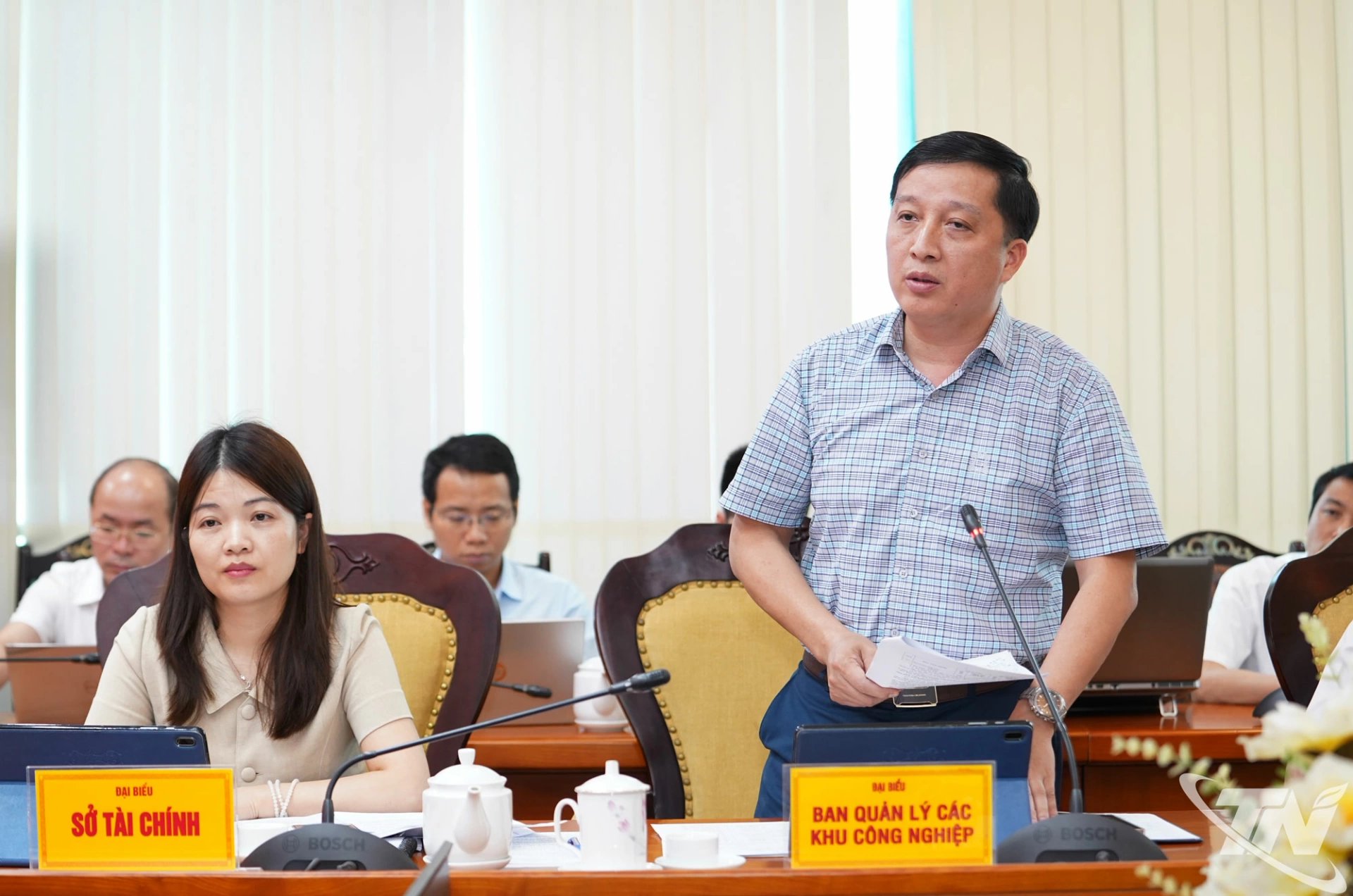 Lãnh đạo Ban Quản lý các khu công nghiệp tỉnh báo cáo, đề xuất một số nội dung.