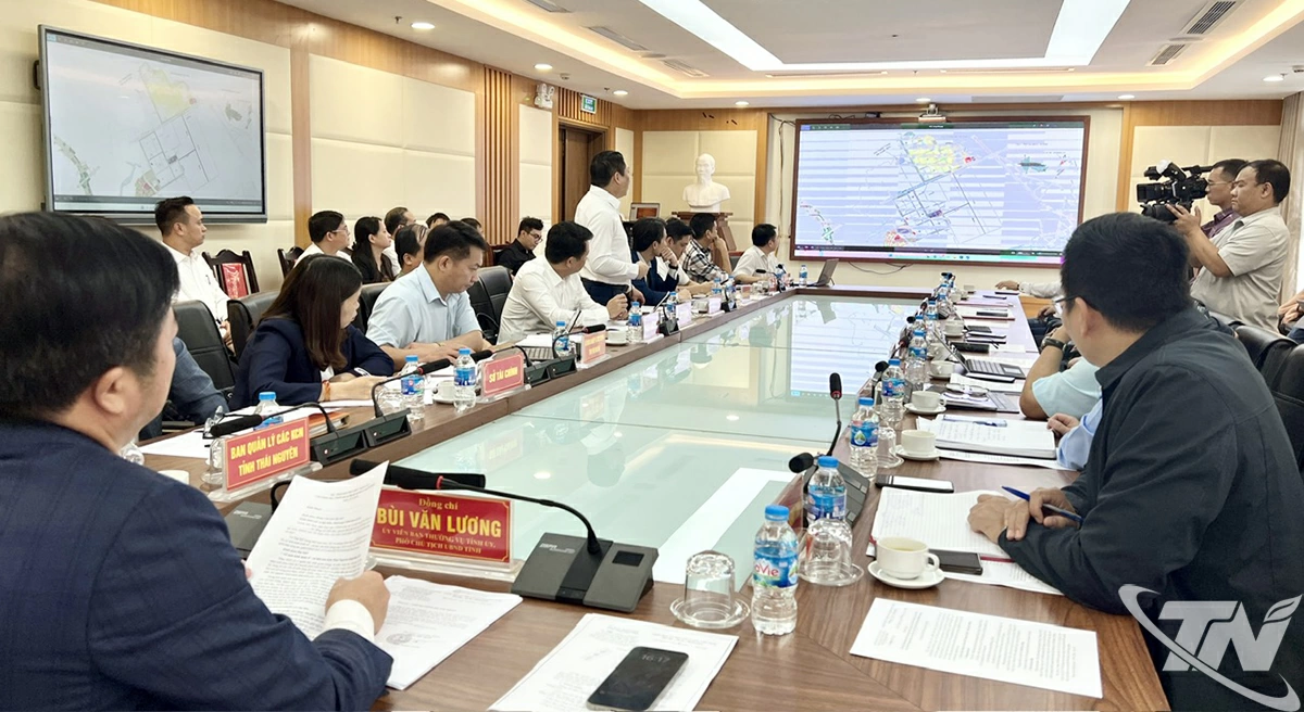 Phó Chủ tịch UBND tỉnh Bùi Văn Lương và đoàn công tác nghe Trung tâm phát triển Quỹ đất báo cáo tiến độ thực hiện các dự án khu công nghiệp trọng điểm tại khu vực phía Nam