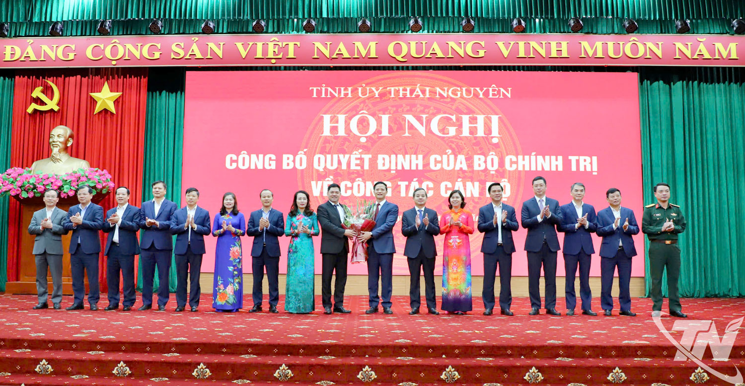 Ban Thường vụ Tỉnh ủy Bắc Ninh tặng hoa chúc mừng đồng chí Vương Quốc Tuấn.