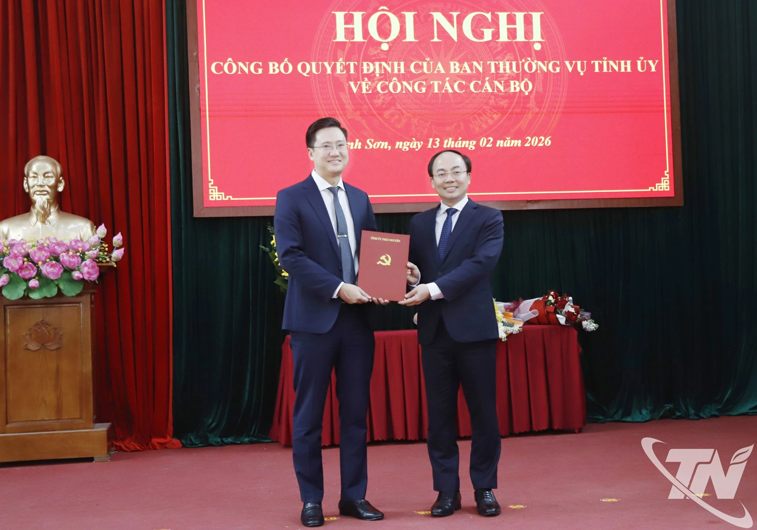Đồng chí Nguyễn Đăng Bình, Phó Bí thư Thường trực Tỉnh ủy, Chủ tịch HĐND tỉnh trao Quyết định chuẩn y của Ban Thường vụ Tỉnh ủy Thái Nguyên cho đồng chí Phạm Đức Giang.