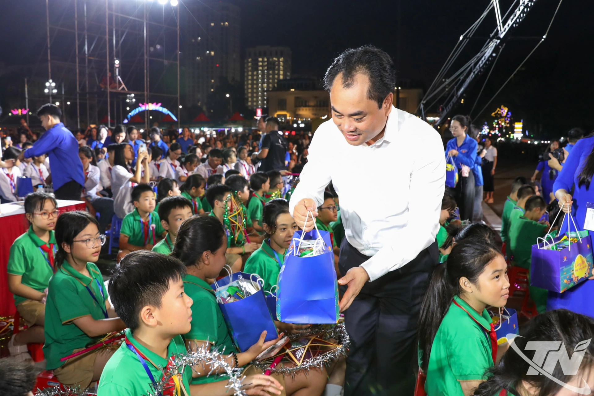 Đồng chí Bí thư Tỉnh ủy Lào Cai Trịnh Việt Hùng tặng quà cho thiếu nhi.