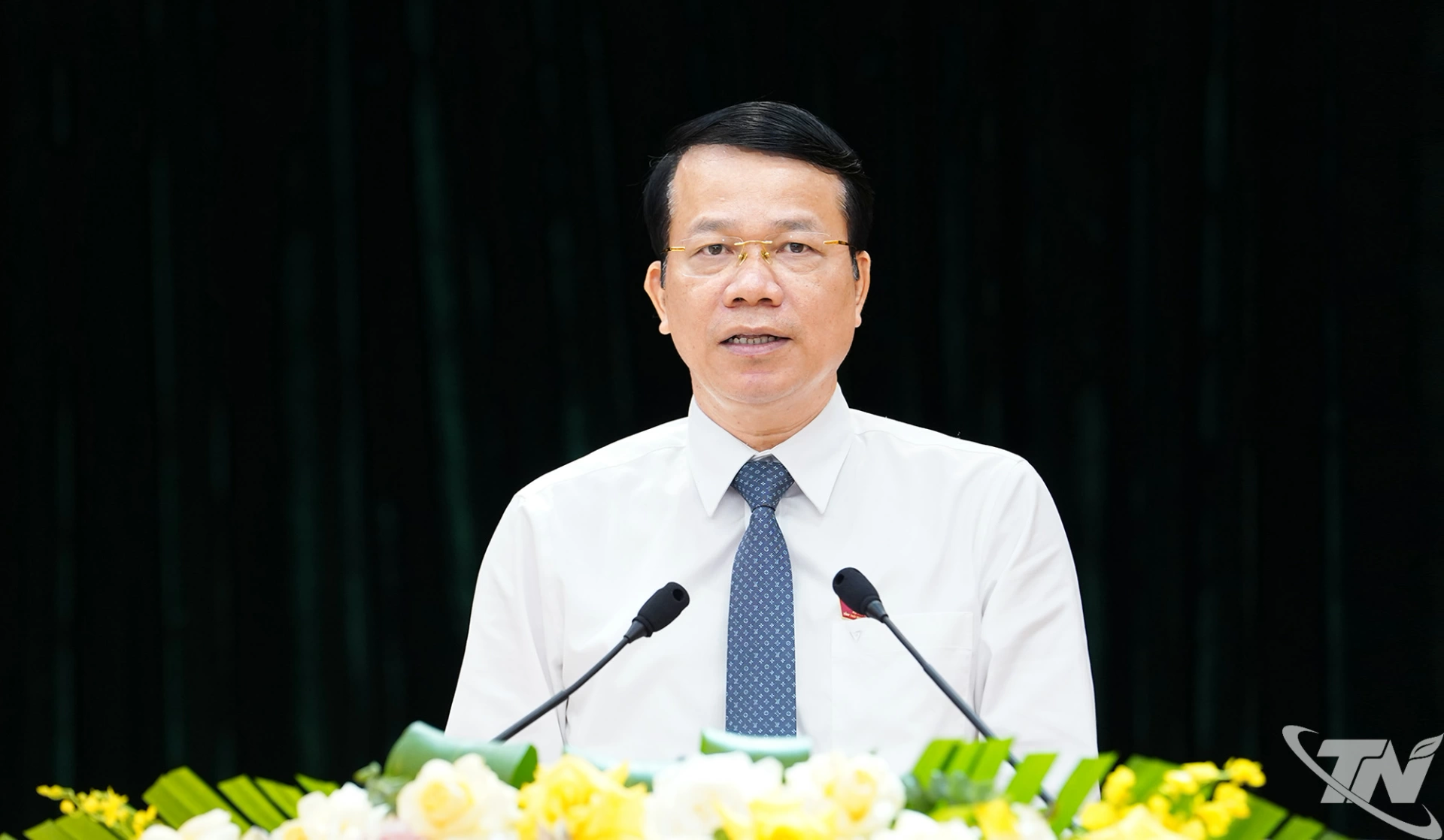 Đồng chí Phó Chủ tịch UBND tỉnh Dương Văn Lượng trình bày Báo cáo về tình hình kinh tế - xã hội 6 tháng đầu năm và nhiệm vụ trọng tâm 6 tháng cuối năm 2026 của UBND tỉnh.