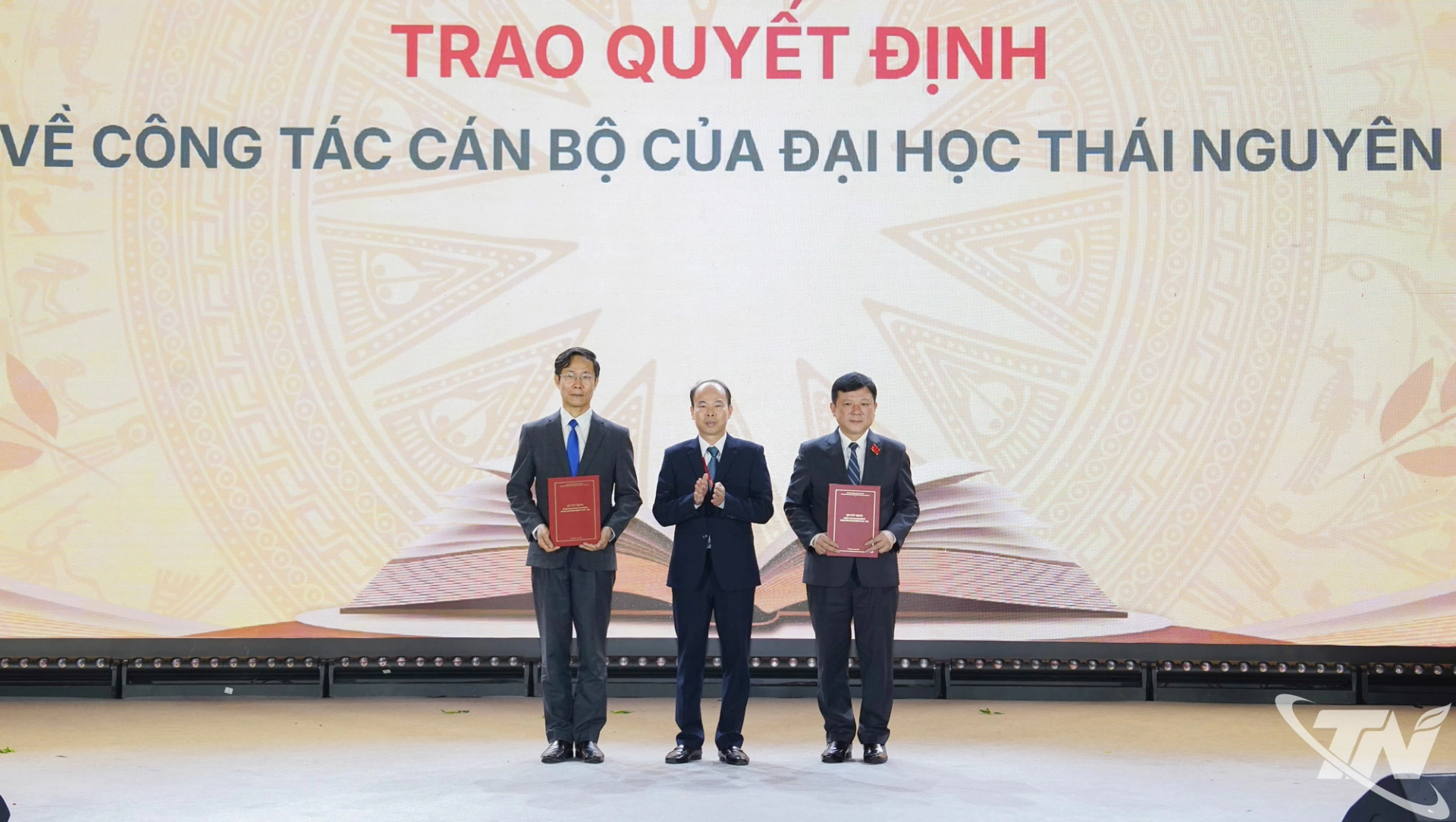 Lãnh đạo Đảng ủy UBND tỉnh Thái Nguyên trao Quyết định chuẩn y Bí thư và Phó Bí thư Đảng ủy Đại học Thái Nguyên.