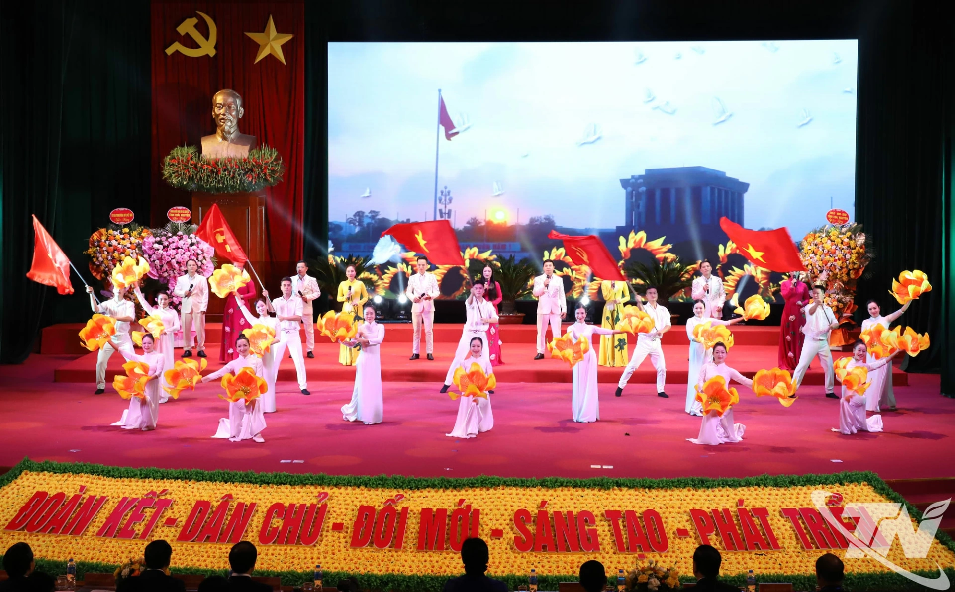 Văn nghệ chào mừng Đại hội.