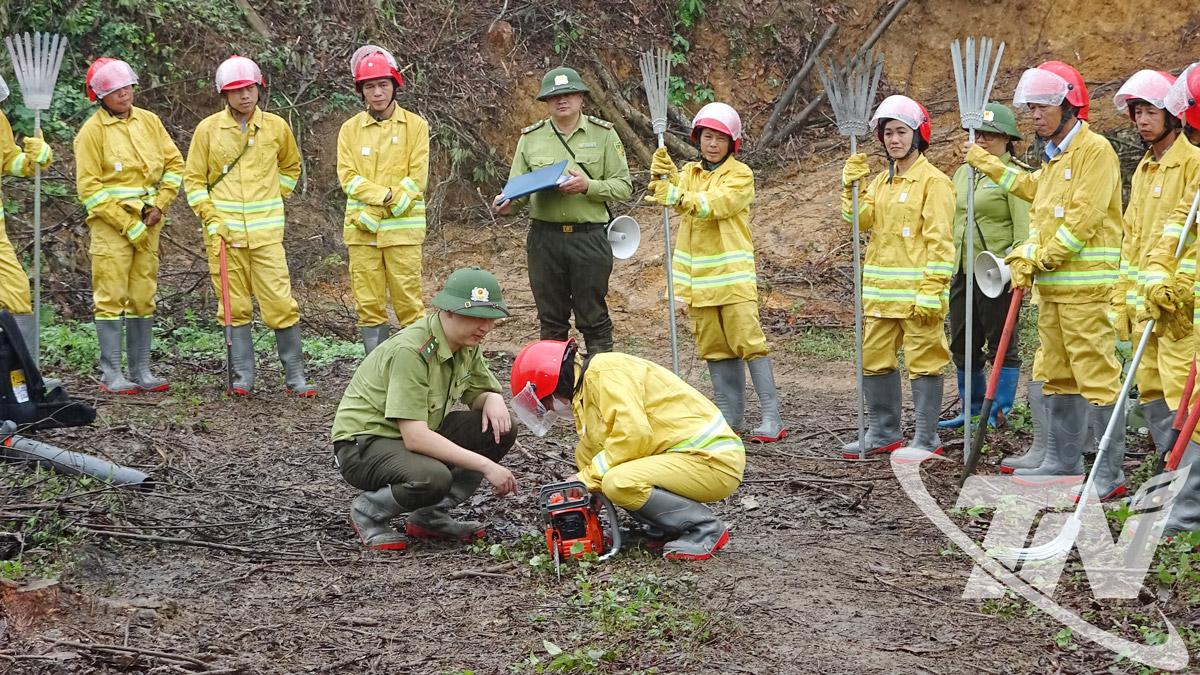 Lực lượng Kiểm lâm tổ chức tập huấn sử dụng các thiết bị phòng chống cháy rừng cho thành viên tổ phòng cháy, chữa cháy rừng tại cơ sở.