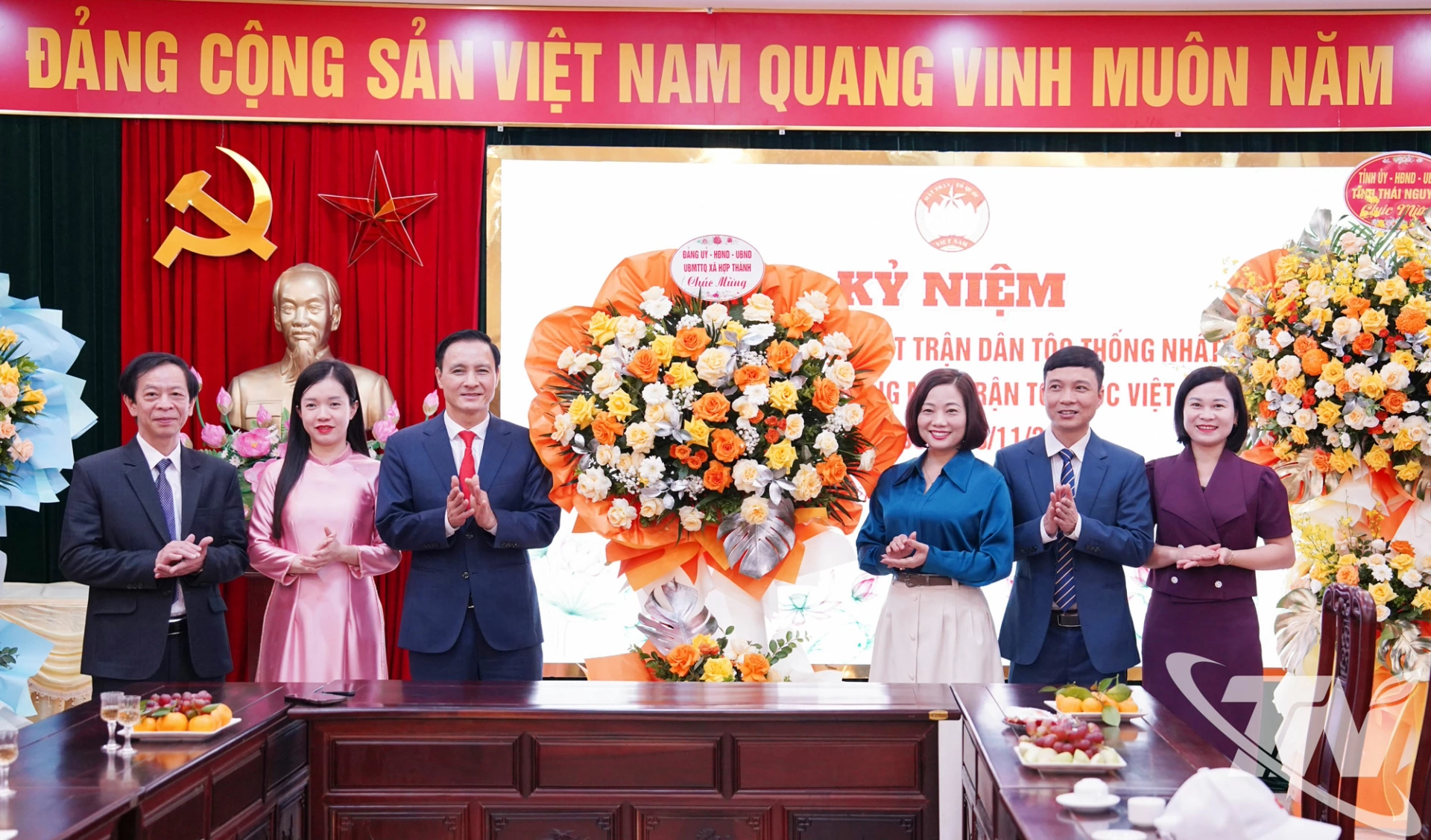 Đại diện các cơ quan, địa phương chúc mừng Ủy ban MTTQ tỉnh.