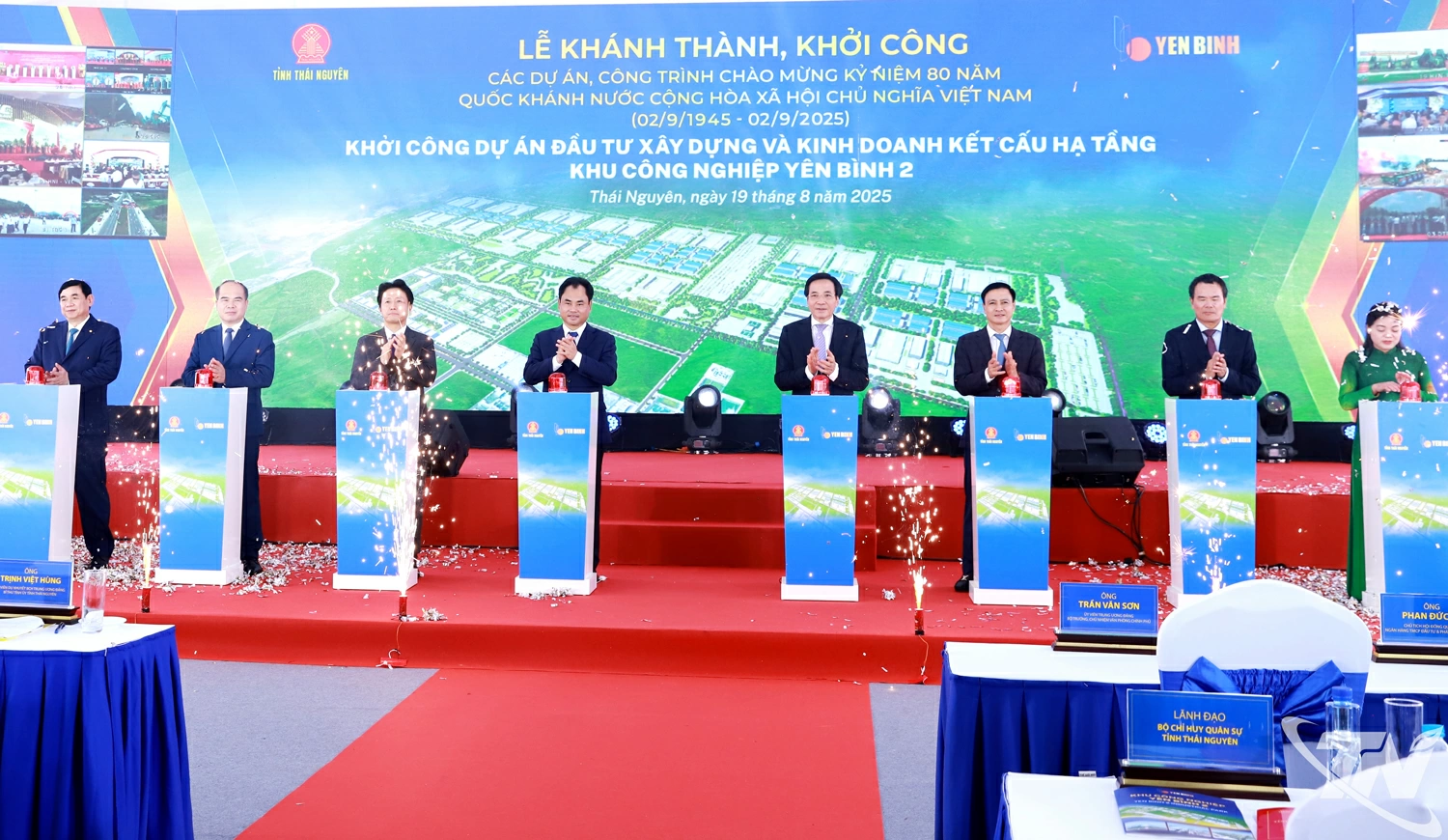 Các đại biểu thực hiện nghi thức khởi công Dự án đầu tư xây dựng và kinh doanh kết cấu hạ tầng Khu công nghiệp Yên Bình 2.