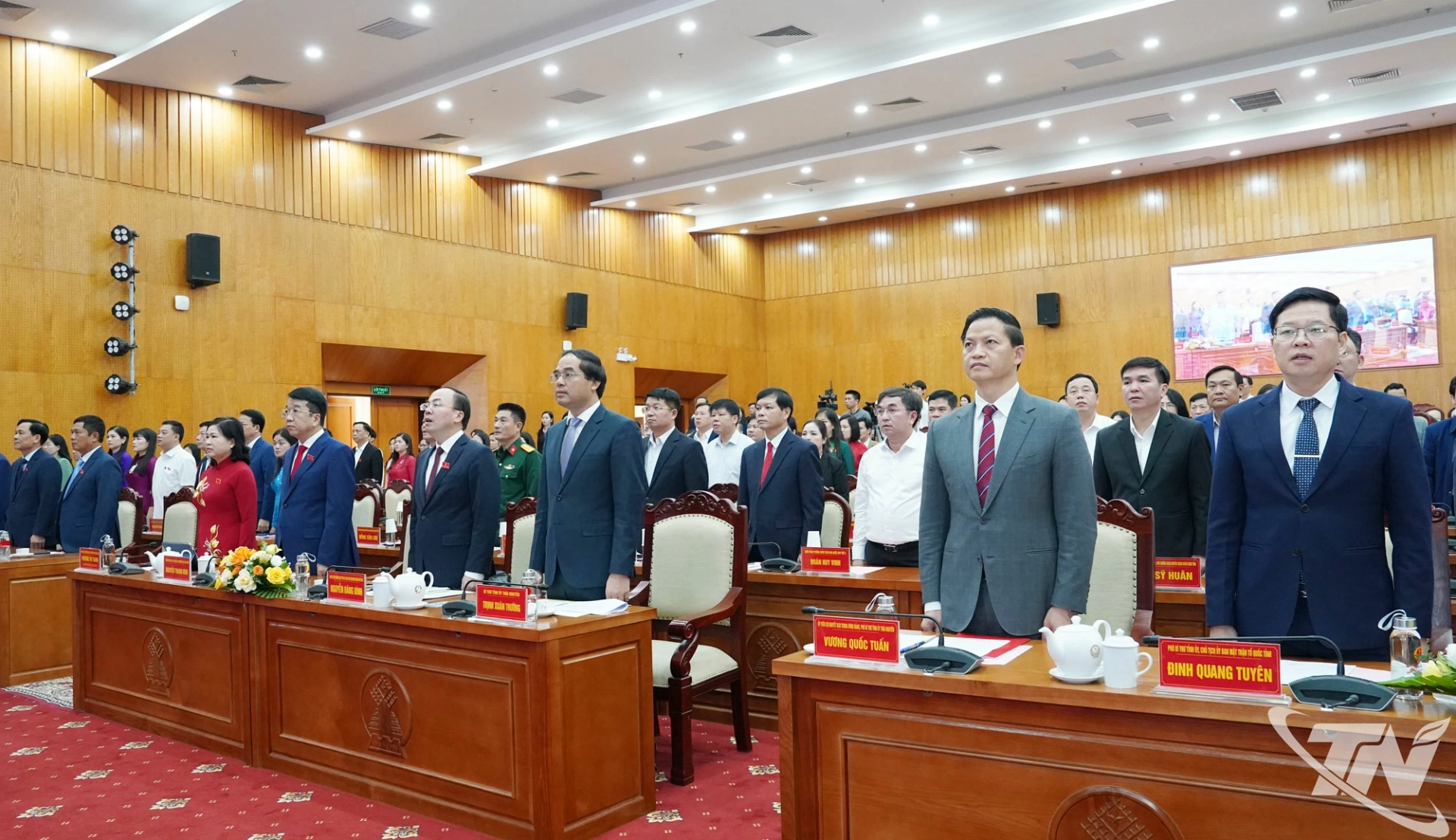 Các đồng chí lãnh đạo tỉnh và đại biểu thực hiện nghi lễ Chào cờ.