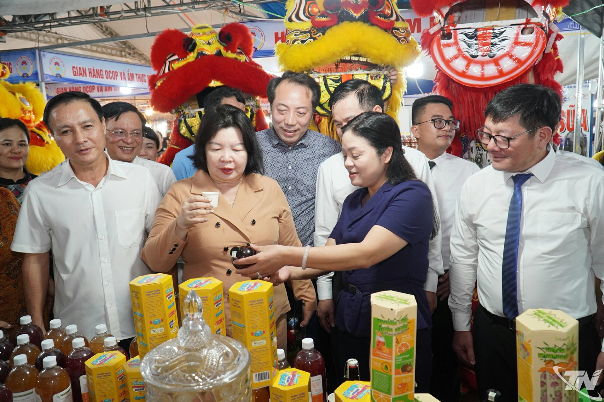 Lãnh đạo Liên minh HTX Việt Nam và lãnh đạo tỉnh Thái Nguyên tham quan các gian hàng tại Phiên chợ.