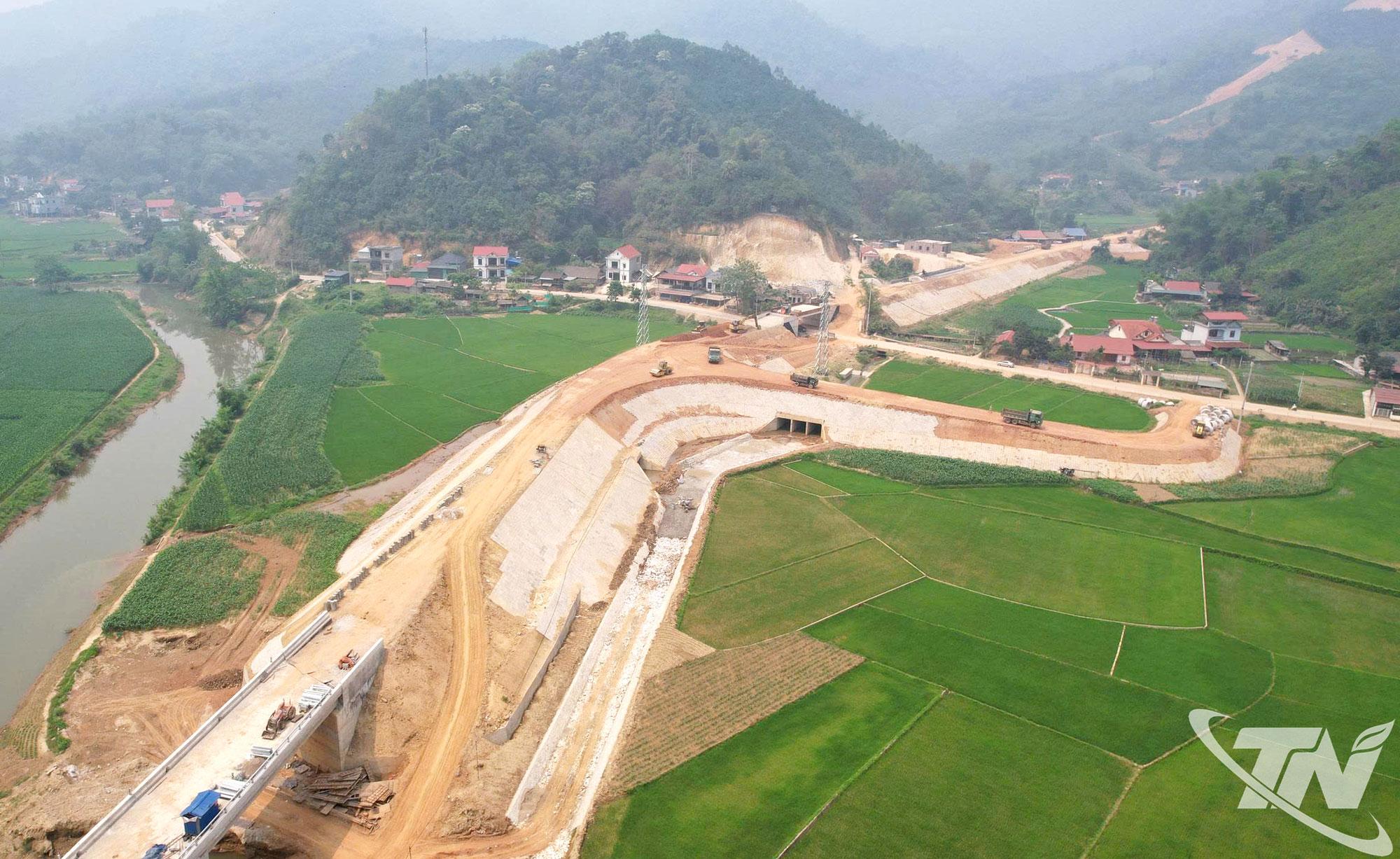 Thi công tuyến đường Bắc Kạn - hồ Ba Bể (Thái Nguyên) kết nối sang Na Hang (Tuyên Quang), góp phần hoàn thiện hạ tầng giao thông liên vùng.