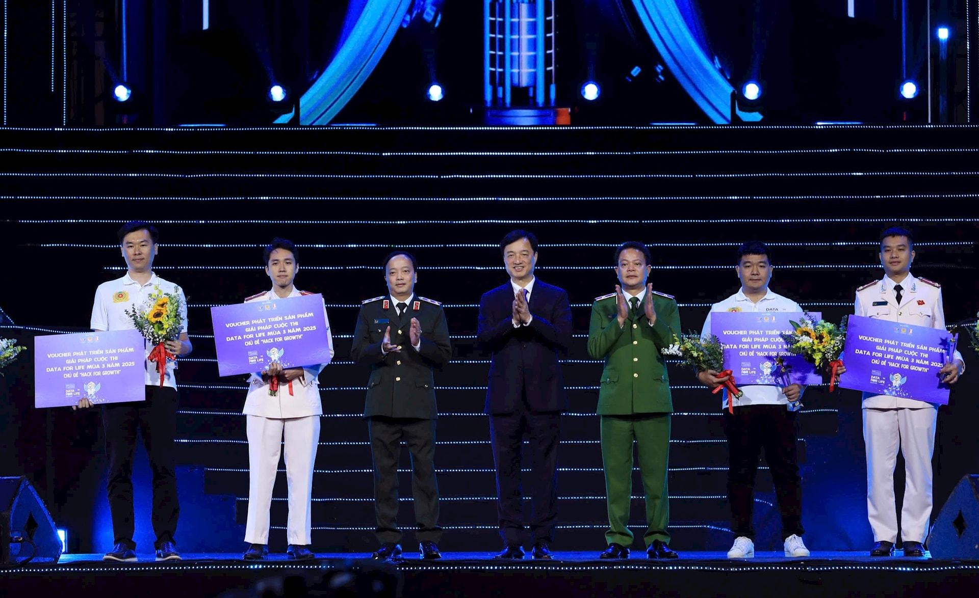 Bí thư Thành ủy Hà Nội Nguyễn Duy Ngọc trao kỷ niệm chương cho các đội đoạt giải cuộc thi Data for Life 2025, ghi nhận nỗ lực của cộng đồng công nghệ dữ liệu – lực lượng quan trọng trong kỷ nguyên AI và phân tích dữ liệu lớn