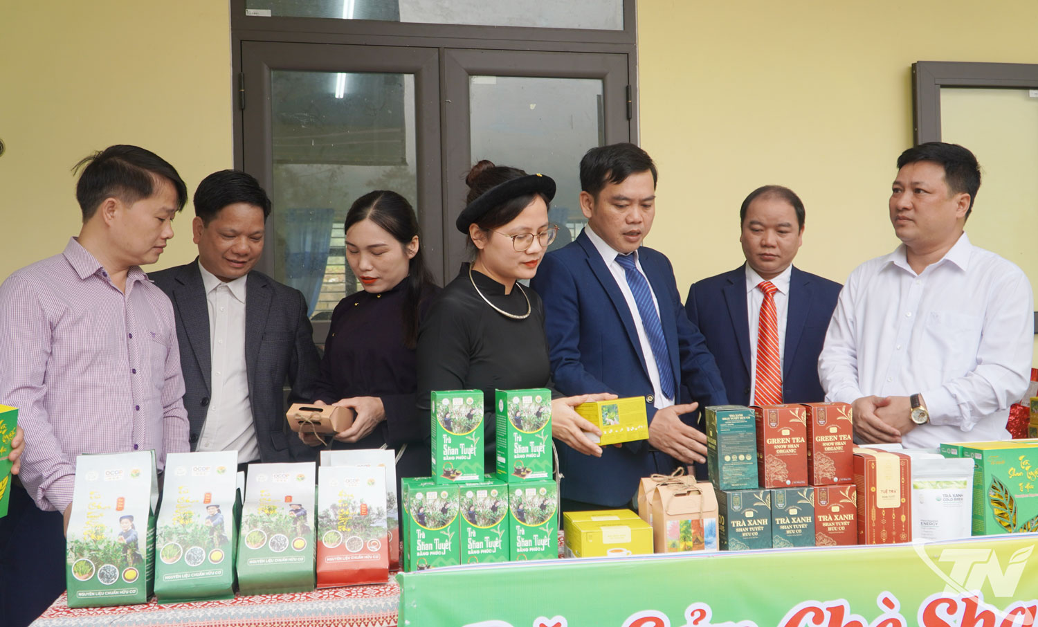 Các đại biểu tham quan một số sản phẩm chè của Làng nghề.