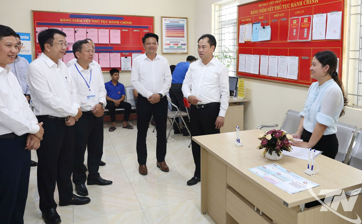 Đồng chí Bí thư Tỉnh ủy Trịnh Việt Hùng và đoàn công tác của tỉnh kiểm tra hoạt động Trung tâm Phục vụ hành chính công phường Bắc Kạn.