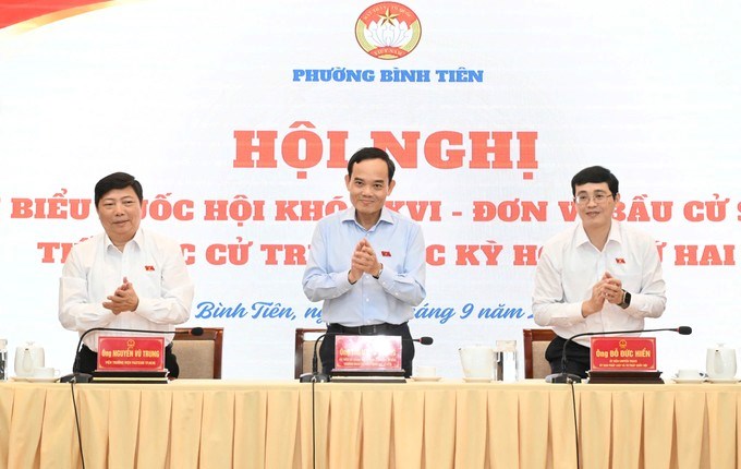 Bí thư Thành ủy TPHCM Trần Lưu Quang cùng các ĐBQH tiếp xúc cử tri. Ảnh: VIỆT DŨNG