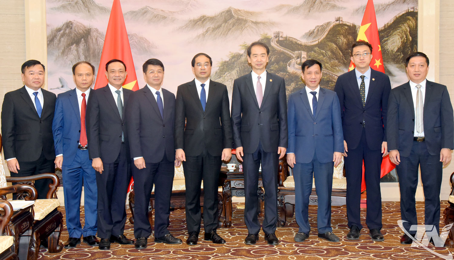 Các đại biểu chụp ảnh lưu niệm.