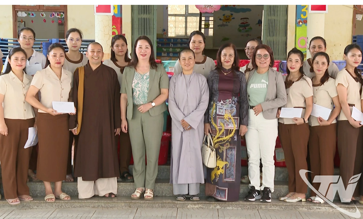 Đoàn công tác của thành phố Huế tặng quà tại Trường Mầm non Liên Cơ, Phường Phan Đình Phùng.