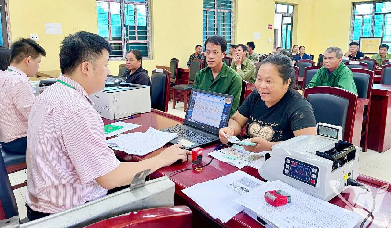 Phòng giao dịch Ngân hàng Chính sách xã hội Ba Bể tiến hành giải ngân gói vay hỗ trợ nhà ở cho hộ nghèo.