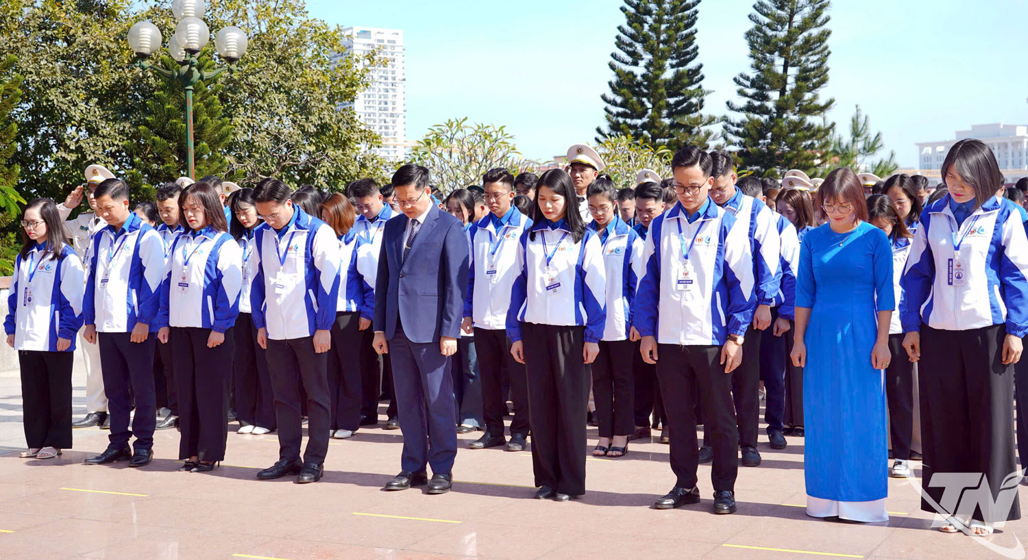 Đoàn đại biểu dâng hương tại Đài tưởng niệm các Anh hùng liệt sĩ tỉnh Thái Nguyên và Đền thờ Đội Cấn.