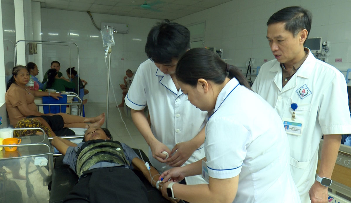 Y, ĩác sĩ xử lý trường hợp bệnh nhân bị ngã trong quá trình dọn dẹp nhà cửa sau mưa lũ.