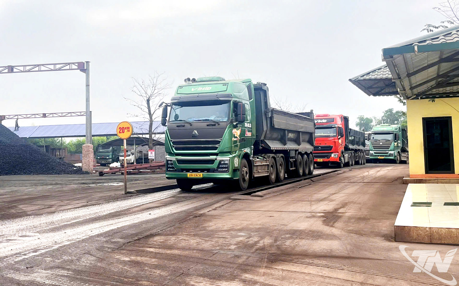 Vận chuyển nguyên liệu phục vụ sản xuất tại Nhà máy Luyện kim đen   (Công ty CP Luyện kim đen Thái Nguyên), bảo đảm nguồn cung ổn định   cho các dây chuyền luyện thép.