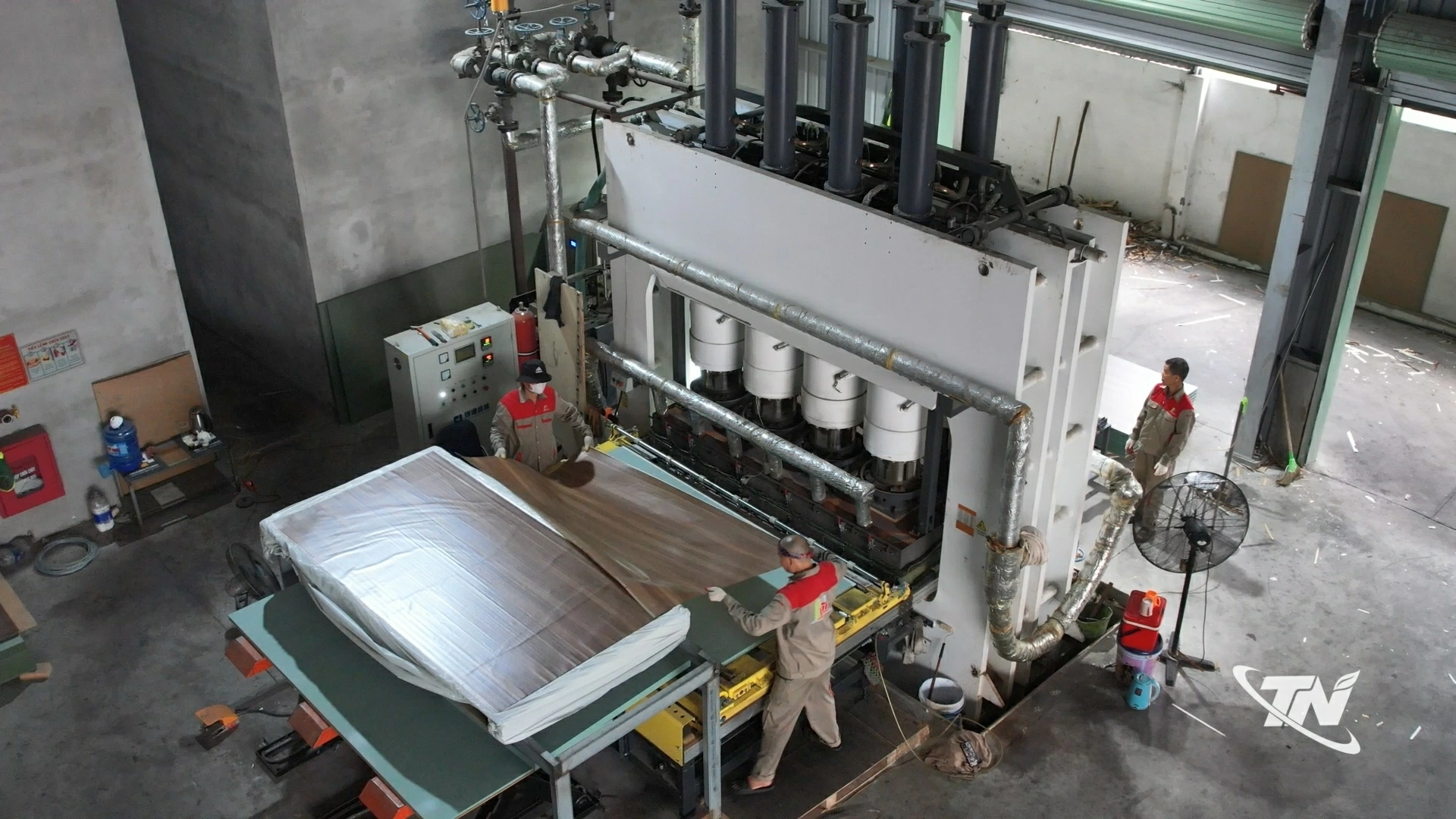 Công ty TNHH Kiến trúc Nội thất Thái Nguyên đầu tư dây chuyền sản xuất ván ép Melamine hiện đại, góp phần phát triển bền vững ngành công nghiệp gỗ.