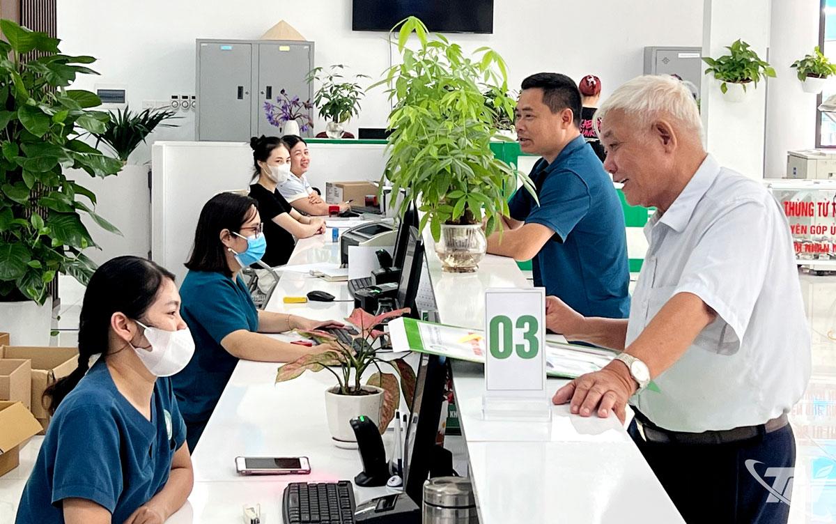 Người dân đến làm thủ tục khám, chữa bệnh tại Trung tâm Y tế Thái Nguyên.