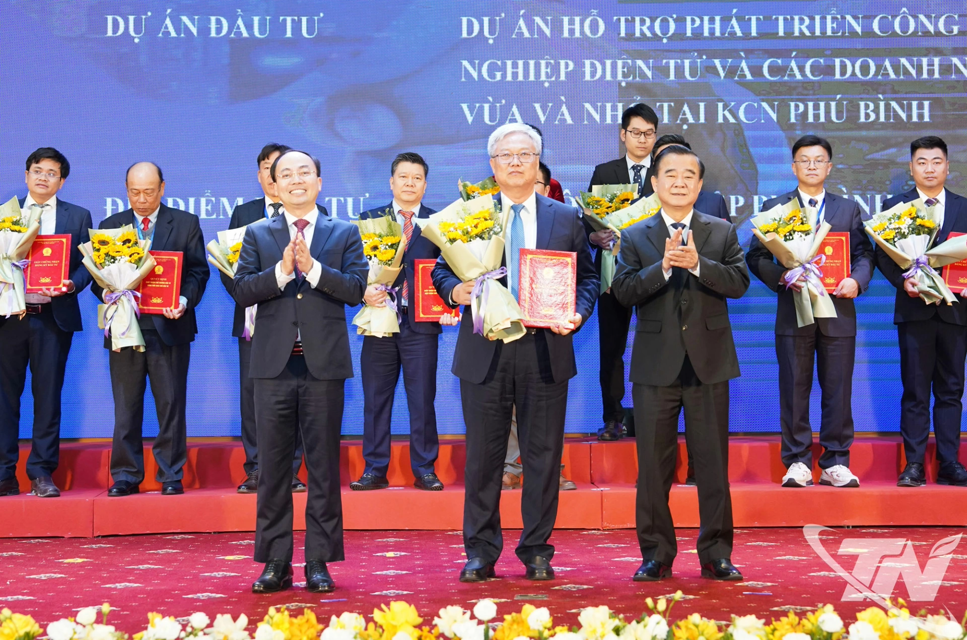 Các đồng chí lãnh đạo tỉnh trao quyết định phê duyệt chủ trương đầu tư, giấy chứng nhận đăng ký đầu tư cho các doanh nghiệp tại Hội nghị xúc tiến đầu tư tỉnh Thái Nguyên năm 2026.
