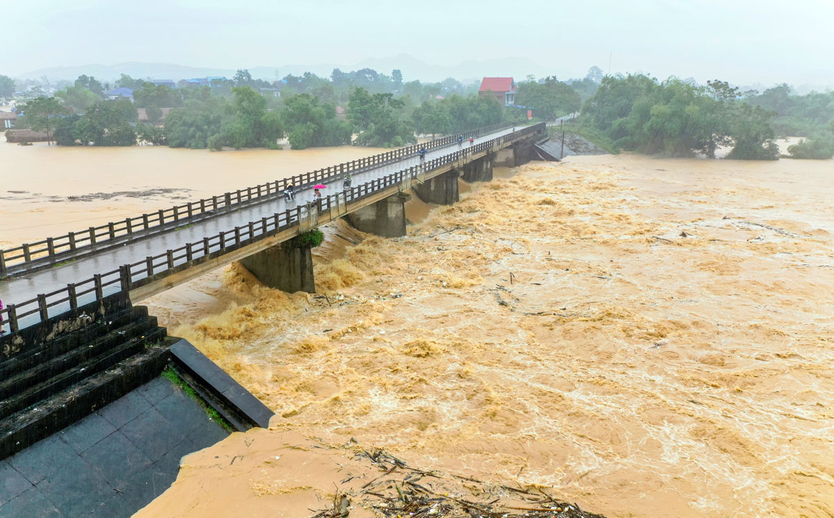 Mực nước trên sông Cầu đoạn Gia Bẩy lúc 14h ngày 8-10 vượt báo động 3.