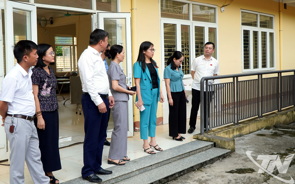 Đoàn khảo sát tại Trường Phổ thông dân tộc nội trú THCS Nguyễn Bỉnh Khiêm