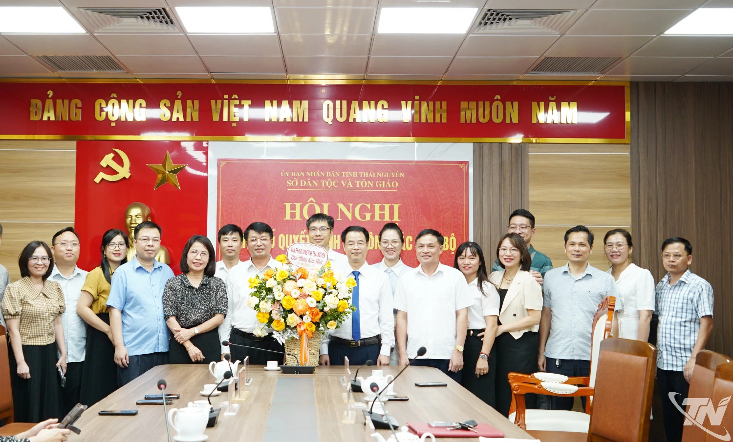 Các đại biểu chụp ảnh lưu niệm.