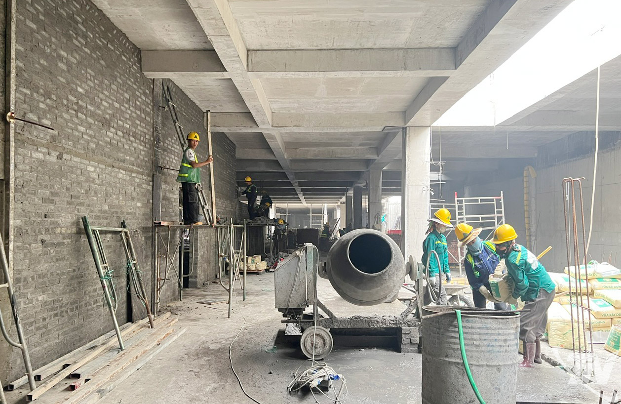 Khu vực hầm ngầm rộng 1,9ha đã hoàn thành phần kết cấu, công nhân đang triển khai hoàn thiện hệ thống tường bao. Ảnh: Vũ Trung.