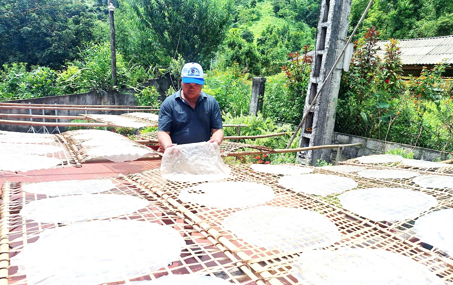 Làng nghề   miến dong   ở xã Côn   Minh nổi   tiếng với   sản phẩm   miến dong   thái tay.